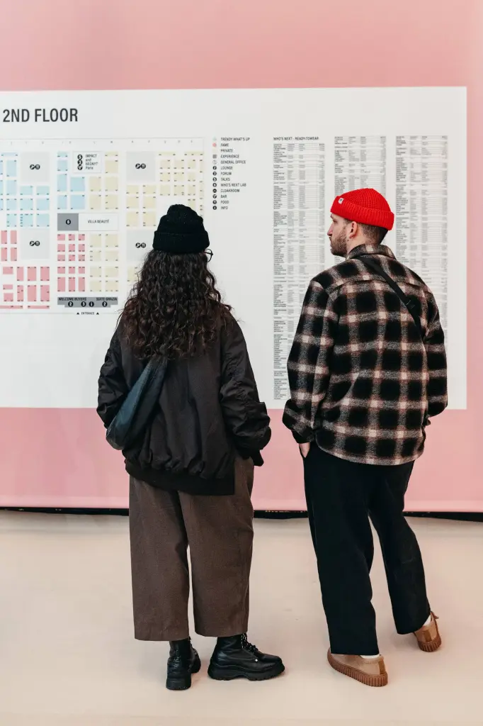 Découvrez notre programme de conférences et d'expériences à ne pas manquer, et faites de votre visite plus qu'un échange business !