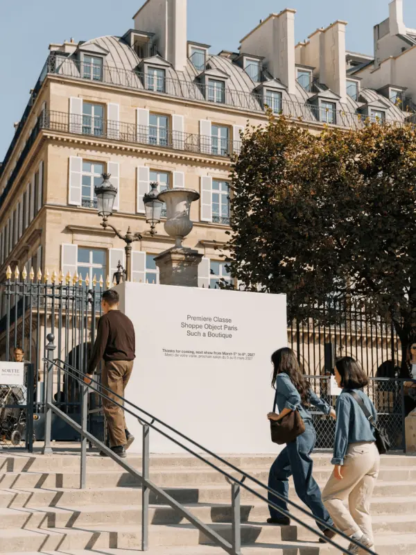 Façade d’un immeuble haussmannien aux Tuilerie pendant le salon Premiere Classe en octobre 2026 avec des personnes devant l’entrée