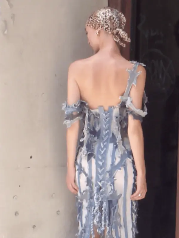 Femme portant une robe bleue à volants vue de dos
